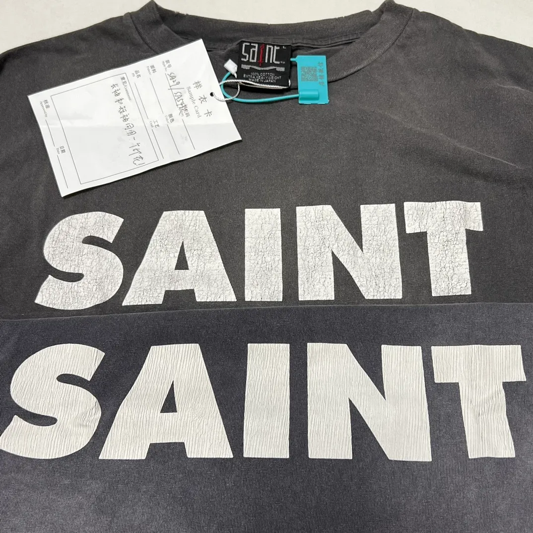 Printing proofing SAINT Mxxxxxx S>N>T LS TEE/BLACK Autumn and winter new S>N>T slogan crack printed long TEE Washed black S-XL Asut ready-made garments dyed The whole piece is sprayed with horse-hair spray and then sprayed again to fade the color. The collar and cuffs are frayed and many places are worn NEW VINTAGE heavy craftsmanship